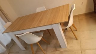 Mesa extensible más cuatro sillas