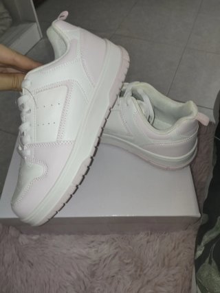 Zapatillas blancas y rosas
