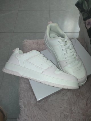 Zapatillas blancas y rosas