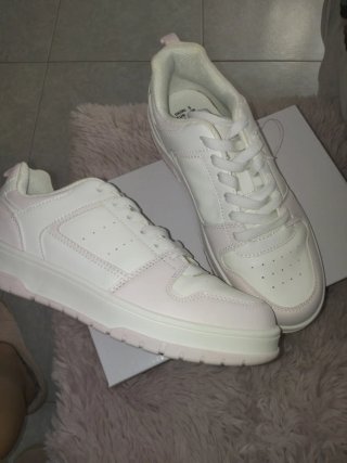 Zapatillas blancas y rosas