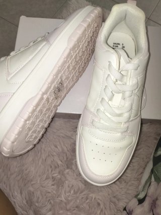 Zapatillas blancas y rosas