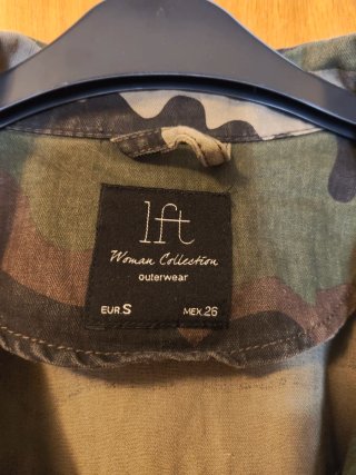 Chaqueta militar con estampado de pez koi