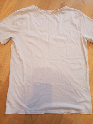Camiseta Stradivarius manga corta beige.