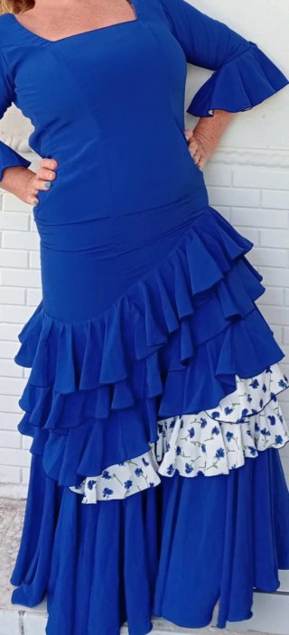 Traje de flamenca azul con volantes