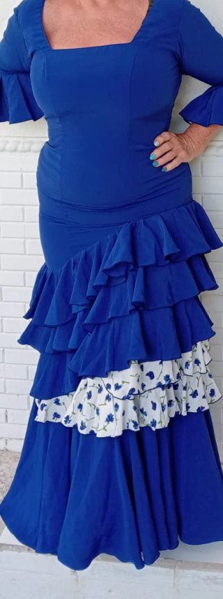 Traje de flamenca azul con volantes