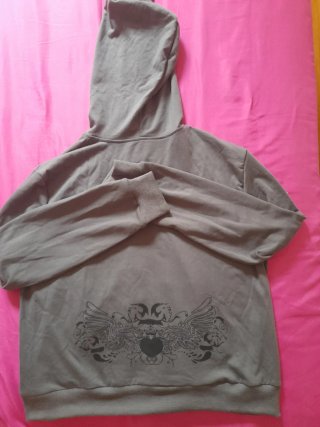 Sudadera gris con capucha y cremallera