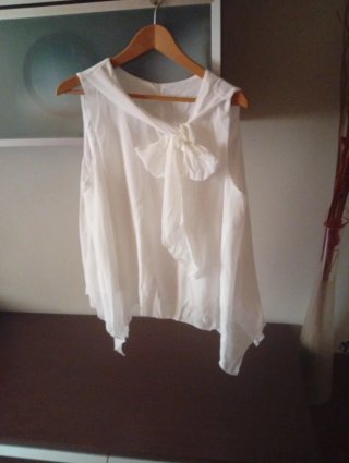 Blusa blanca con lazada