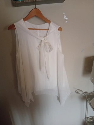 Blusa blanca con lazada