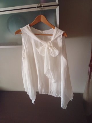 Blusa blanca con lazada