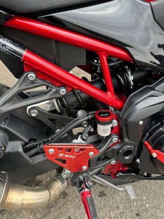 Kawasaki Z900 Negra/Roja