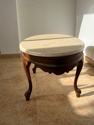 Mesa ovalada de mármol y madera