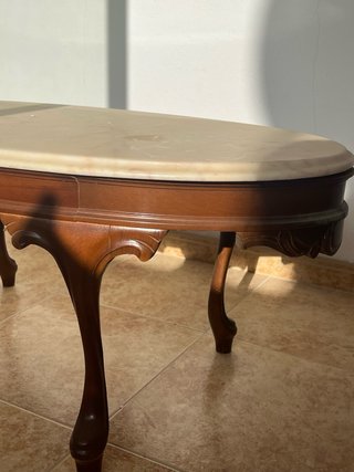 Mesa ovalada de mármol y madera