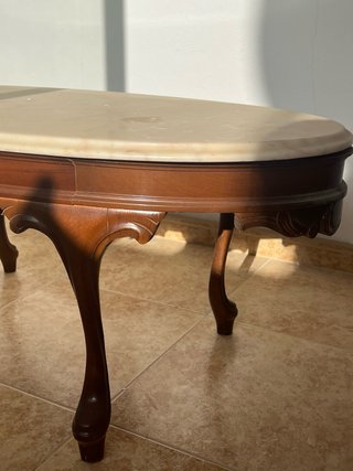 Mesa ovalada de mármol y madera