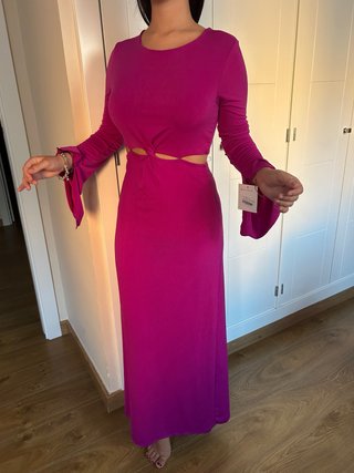 Vestido largo fucsia con cut-outs