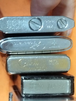 Set di 5 vecchi accendini