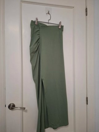 Falda verde con abertura