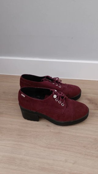 Zapatos de ante burdeos con cordones