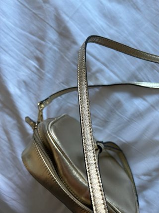 Bolso pequeño dorado Victoria's Secret