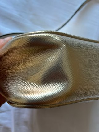 Bolso pequeño dorado Victoria's Secret