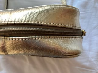 Bolso pequeño dorado Victoria's Secret