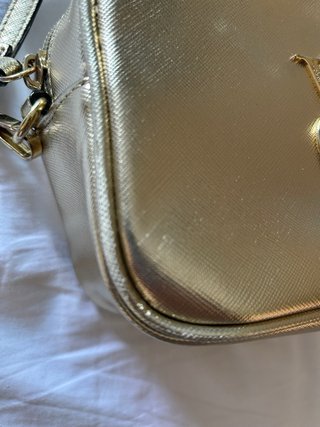 Bolso pequeño dorado Victoria's Secret