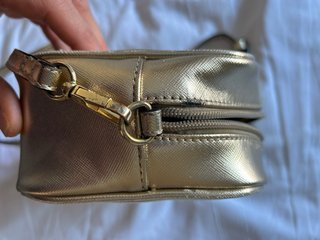 Bolso pequeño dorado Victoria's Secret