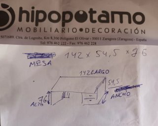 Escritorio blanco y naranja