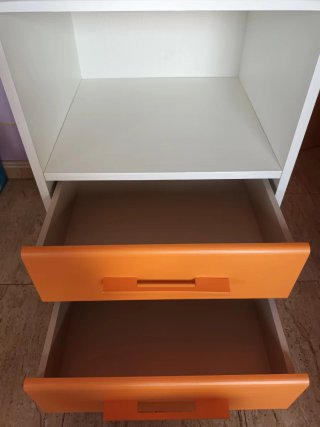 Escritorio blanco y naranja