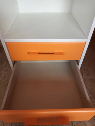 Escritorio blanco y naranja