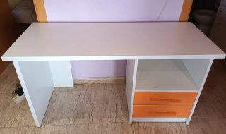 Escritorio blanco y naranja