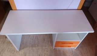 Escritorio blanco y naranja