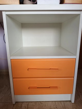 Escritorio blanco y naranja