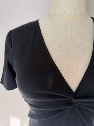 Camiseta Zara negra con nudo