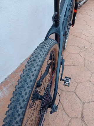 Bicicleta CUBE de montaña carbono talla L