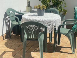Mesa y 4 sillas terraza verde