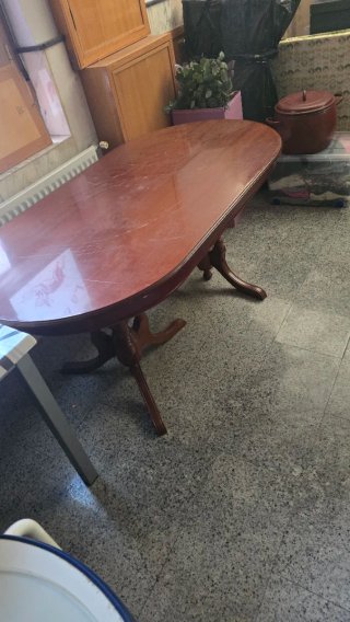 Mesa de madera ovalada