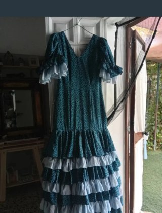 Traje de flamenca azul con volantes