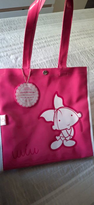 Bolso rosa con dibujo de personaje