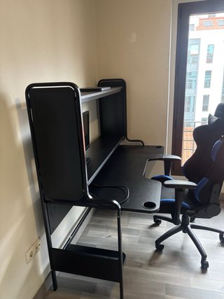 Escritorio gaming negro + silla gaming negra/azul