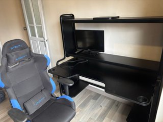 Escritorio gaming negro + silla gaming negra/azul