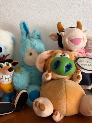 Colección de peluches variados