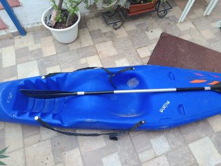 Kayak azul para recreación