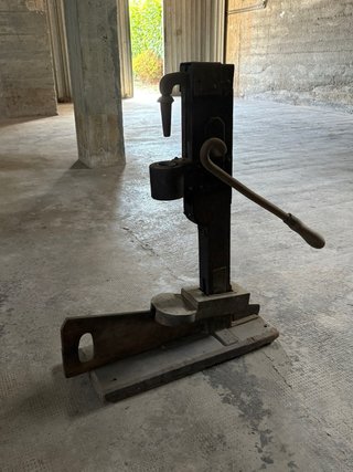 Tappatrice a colonna vintage in legno