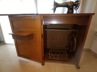 Máquina de coser Singer con mueble