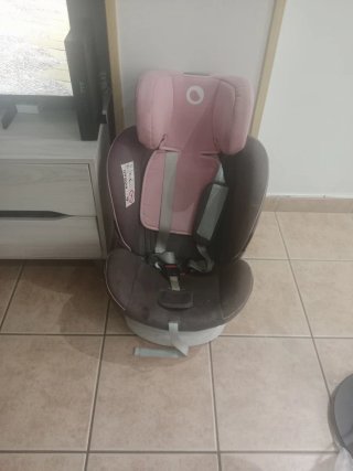Silla de coche rosa y gris