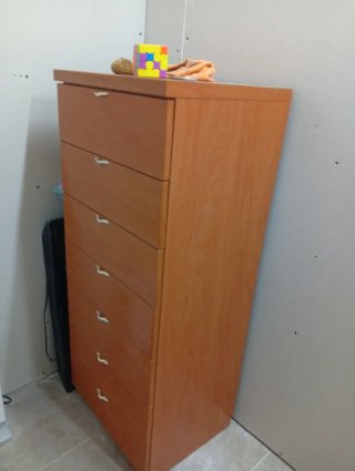 Cómoda de madera con cajones