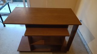 Mesa de ordenador con bandeja para teclado