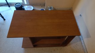 Mesa de ordenador con bandeja para teclado