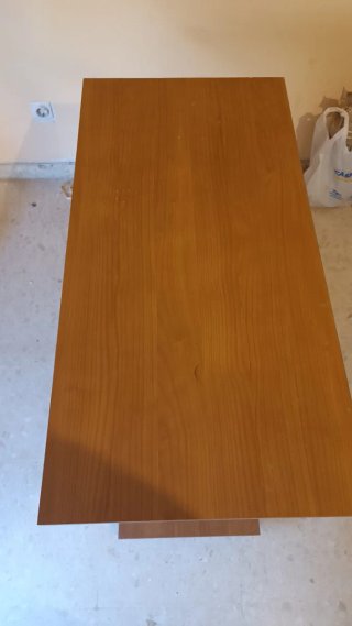 Mesa de ordenador con bandeja para teclado
