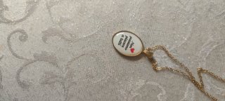 Collana con ciondolo frase Non possiamo piacere a